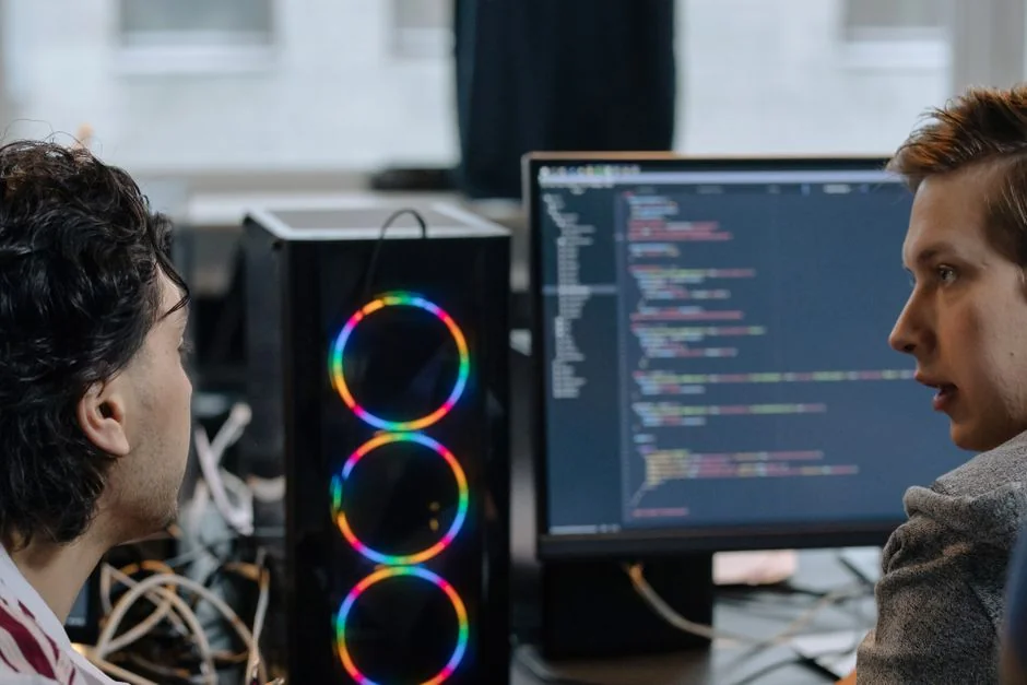 Un écran d’ordinateur moderne affichant un travail de design web, mettant en valeur des visuels créatifs dans un espace de travail.